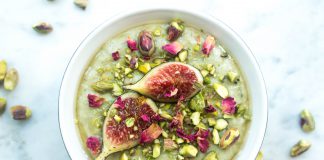 Silkimjúkur hafragrautur með matcha og pistasíum