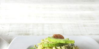 Speltpasta með avocado pestó