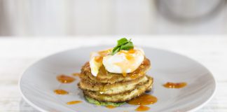 Morgunverðarklattar með maís, avocado mauki og eggjum