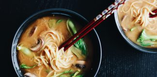 Miso súpa sem yljar og nærir