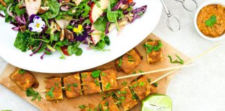Tofu spjót með hnetusósu og spínatsalati